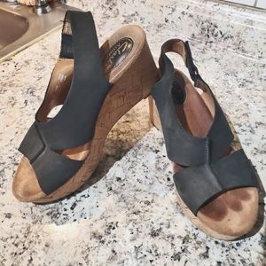 Clark's Artisan Caslynn Lizzie suede platform wedge sandals